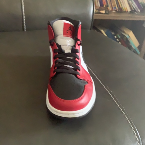 (Barley used ) Jordan 1 high Chicago /black toe - Picture 2 of 4